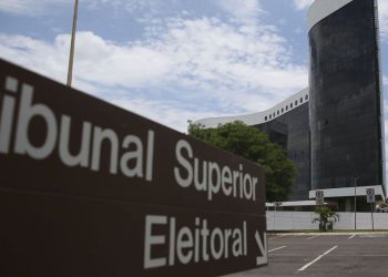 TSE suspende sessão com 3 voto a 1 pela inelegibilidade de Bolsonaro