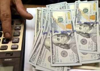 Dólar cai para R$ 4,80 após Fed e decisão de agência de risco