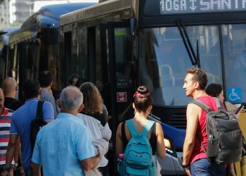 Centro de SP tem manifestação pela tarifa zero no transporte coletivo