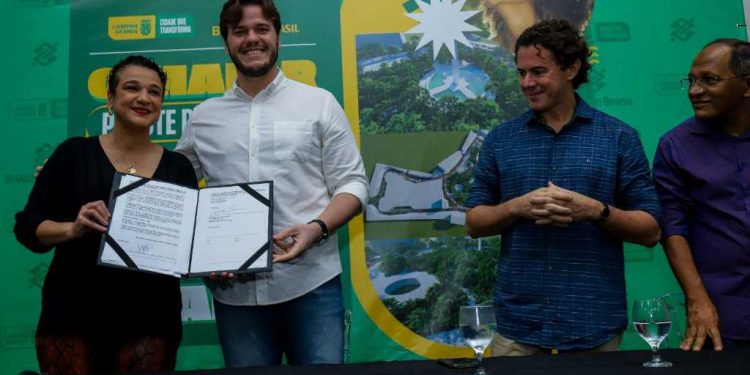 Bruno assina contrato e garante construção do novo Parque Evaldo Cruz. Obra ampliará área do São João