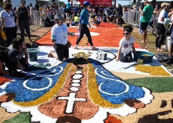 Tapete de Corpus Christi é montado na Esplanada dos Ministérios