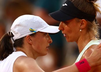 Bia Haddad luta, mas é superada por número 1 na semi de Roland Garros