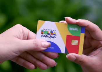 Bolsa Família paga valor extra a partir desta segunda (19); benefício é o maior da história