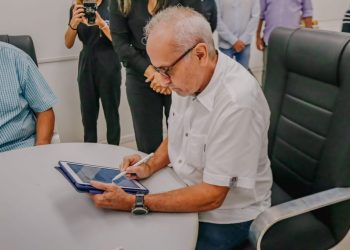 Cícero Lucena assina ordem de serviços para recuperar casas de famílias carentes em diversos bairros da Capital