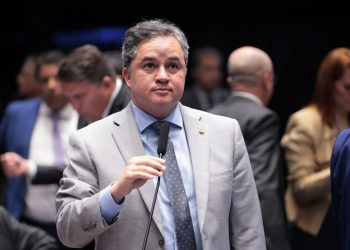 Efraim anuncia R$ 6 milhões em recursos para pavimentação de municípios paraibanos