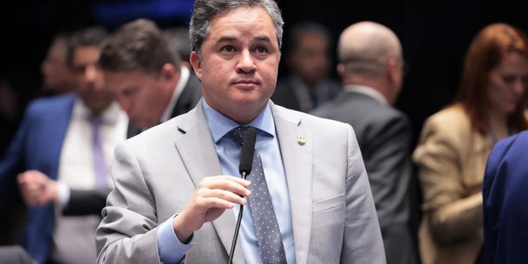 Efraim anuncia R$ 6 milhões em recursos para pavimentação de municípios paraibanos