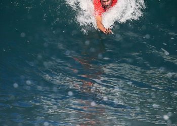 Surfe de peito, o esporte que faz do corpo uma prancha