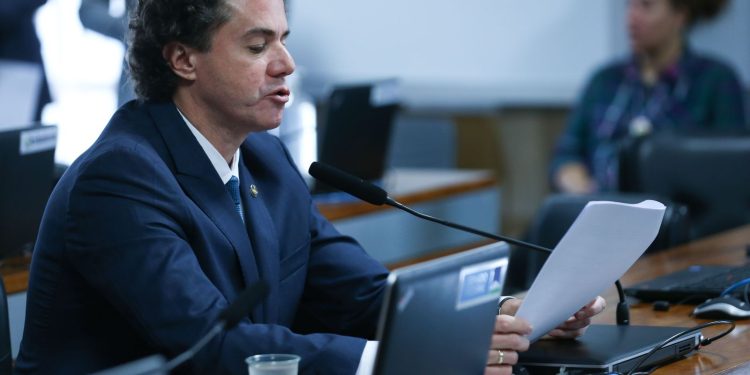 Relatório sobre indicação de Zanin ao STF é lido no Senado 