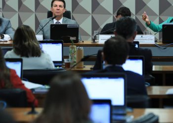 Relatora da CPMI rebate versão de coronel sobre mensagens a Mauro Cid