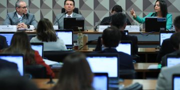 Relatora da CPMI rebate versão de coronel sobre mensagens a Mauro Cid