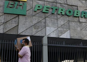 Petrobras reduz preço da gasolina em 4,66% para distribuidoras 