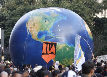 Ato chama atenção sobre projetos que ameaçam o meio ambiente