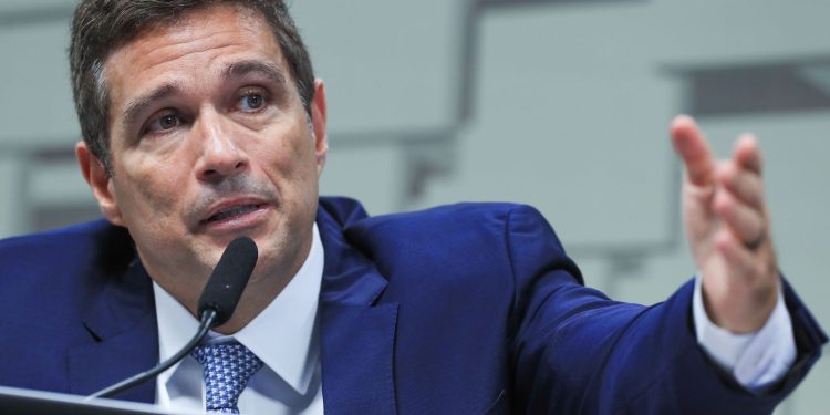 Comissão do Senado aprova convite para que Campos Neto explique juros