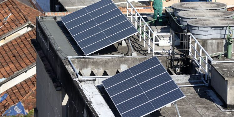Brasil chega a 2 milhões de placas solares em telhados e terrenos