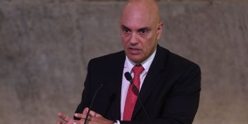 Moraes consegue acordo com ministros no TSE para impedir adiamento de julgamento de Bolsonaro