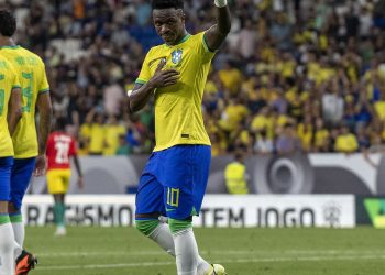 Vini Jr. fecha goleada de 4 a 1 contra Guiné em jogo contra o racismo