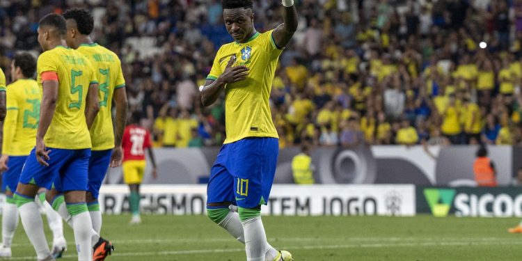 Vini Jr. fecha goleada de 4 a 1 contra Guiné em jogo contra o racismo