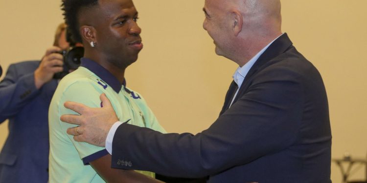 Vini Jr. comandará novo comitê antirracismo da Fifa, afirma Infantino