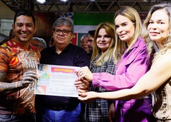 João Azevêdo encerra oficialmente o Salão do Artesanato, assina contratos do Empreender e homenageia personalidades do forró em Campina