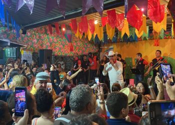 Ton Oliveira anima a despedida da parceria entre a Vila do Artesão e o Projeto Stúdio 93, deixando saudades d’O Maior São João do Mundo