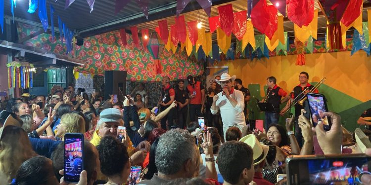 Ton Oliveira anima a despedida da parceria entre a Vila do Artesão e o Projeto Stúdio 93, deixando saudades d’O Maior São João do Mundo