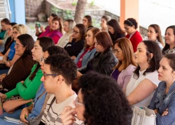 Profissionais da Clínica Escola do Autismo passam por jornada de formações com curso em ABA