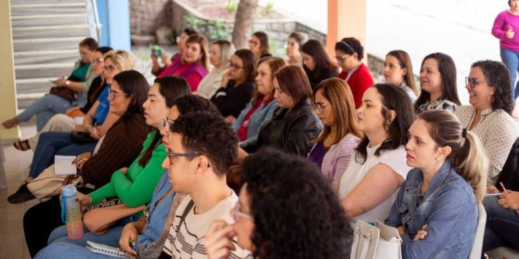 Profissionais da Clínica Escola do Autismo passam por jornada de formações com curso em ABA