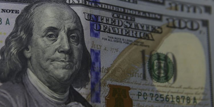Dólar cai para R$ 4,79 e encerra semestre com recuo de 9,28%