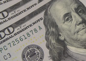 Dólar cai para R$ 4,86 após aprovação da reforma tributária