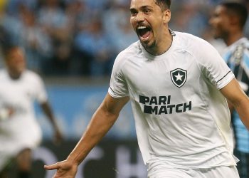 Brasileiro: Botafogo suporta pressão, bate Grêmio e segue soberano