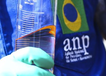 Produção brasileira de petróleo aumenta 4% em 2022, diz ANP