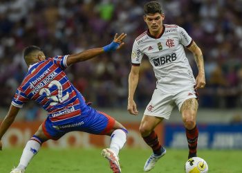 Flamengo enfrenta Fortaleza de olho na vice-liderança do Brasileirão