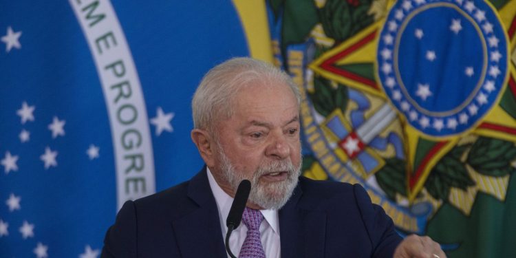 Lula enaltece profissionais da saúde no combate à covid-19