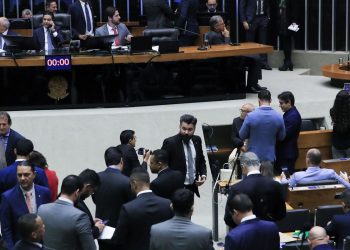 Sem relatório, votação do arcabouço fiscal fica para agosto