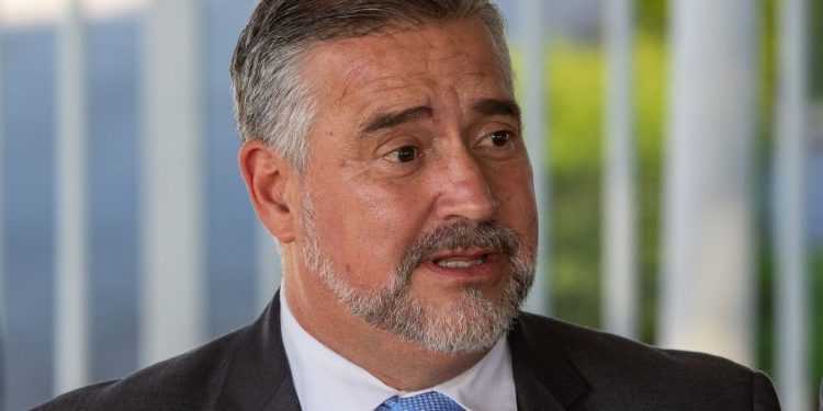 Ministra do Turismo permanece no governo, diz Paulo Pimenta