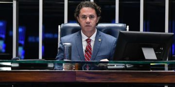 Ao presidir sessão de abertura do 2º semestre, Veneziano destaca avanços que o Senado proporcionou ao Brasil este ano