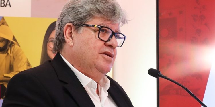 João Azevêdo anuncia reajuste linear acima da inflação, incorpora mais 20% da bolsa desempenho da Segurança e Magistério e impacto na folha de pessoal será de R$ 450 milhões