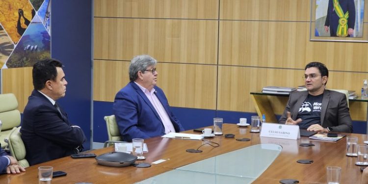 João Azevêdo discute andamento das obras do Polo Turístico Cabo Branco e do Centro de Convenções de Campina com ministro do Turismo