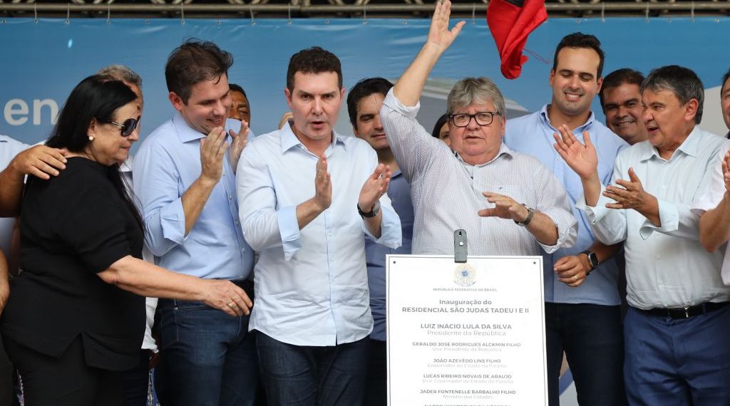 João Azevêdo e ministros Wellington Dias e Jader Filho entregam residencial em Patos e beneficiam mais de 800 famílias