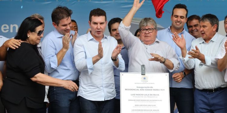 João Azevêdo e ministros Wellington Dias e Jader Filho entregam residencial em Patos e beneficiam mais de 800 famílias