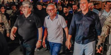 Ao lado do governador, Cícero Lucena celebra segurança dos foliões durante o segundo dia do Folia de Rua