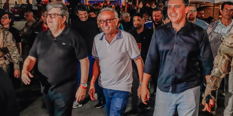 Ao lado do governador, Cícero Lucena celebra segurança dos foliões durante o segundo dia do Folia de Rua