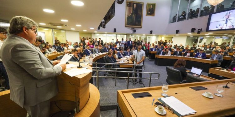 João Azevêdo presta contas das ações do governo em abertura dos trabalhos do Poder Legislativo