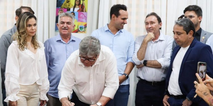 João Azevêdo assina contrato de concessão do Rodoshopping do Cajá e torna viável equipamento que estava abandonado às margens da BR-230