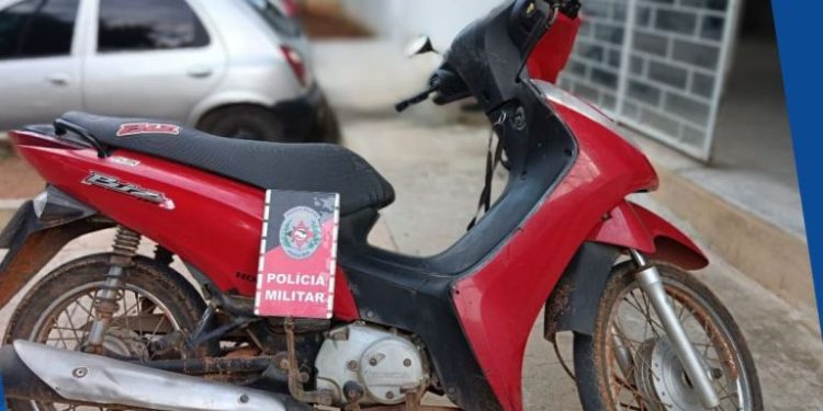 POLÍCIA MILITAR APREENDE MOTOCICLETA COM SINAIS IDENTIFICADORES ADULTERADOS NA CIDADE DE TEIXEIRA