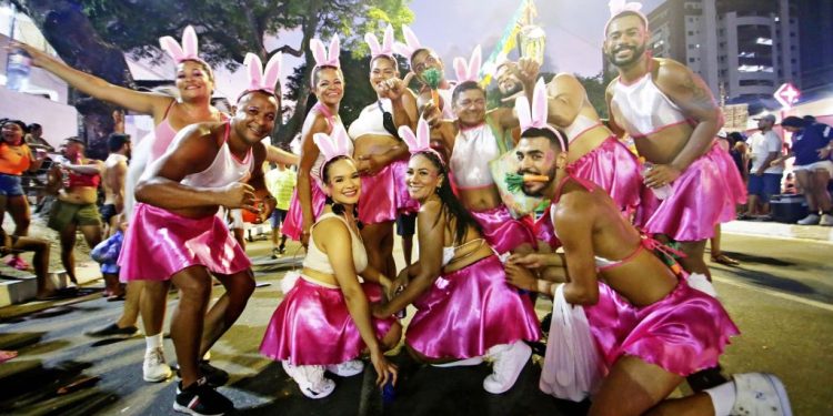 Folia de Rua: Bloco Virgens de Tambaú leva alegria e muito colorido para a Via Folia