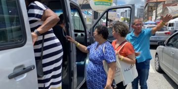 Turistas desfrutam de cultura, artesanato e culinária nordestina na Vila do Artesão durante o Carnaval da Paz em Campina Grande