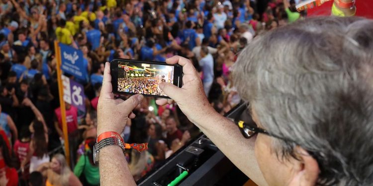 João Azevêdo prestigia segunda noite do “Folia de Rua” e destaca apoio do Governo ao carnaval paraibano