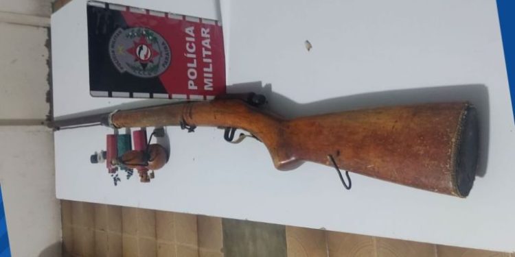 POLÍCIA MILITAR APREENDE ARMA DE FOGO NA ZONA RURAL DE CACIMBAS