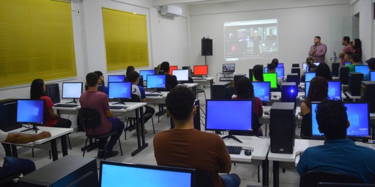 Prefeito Éden traz para Sumé o curso na Escola da Nuvem